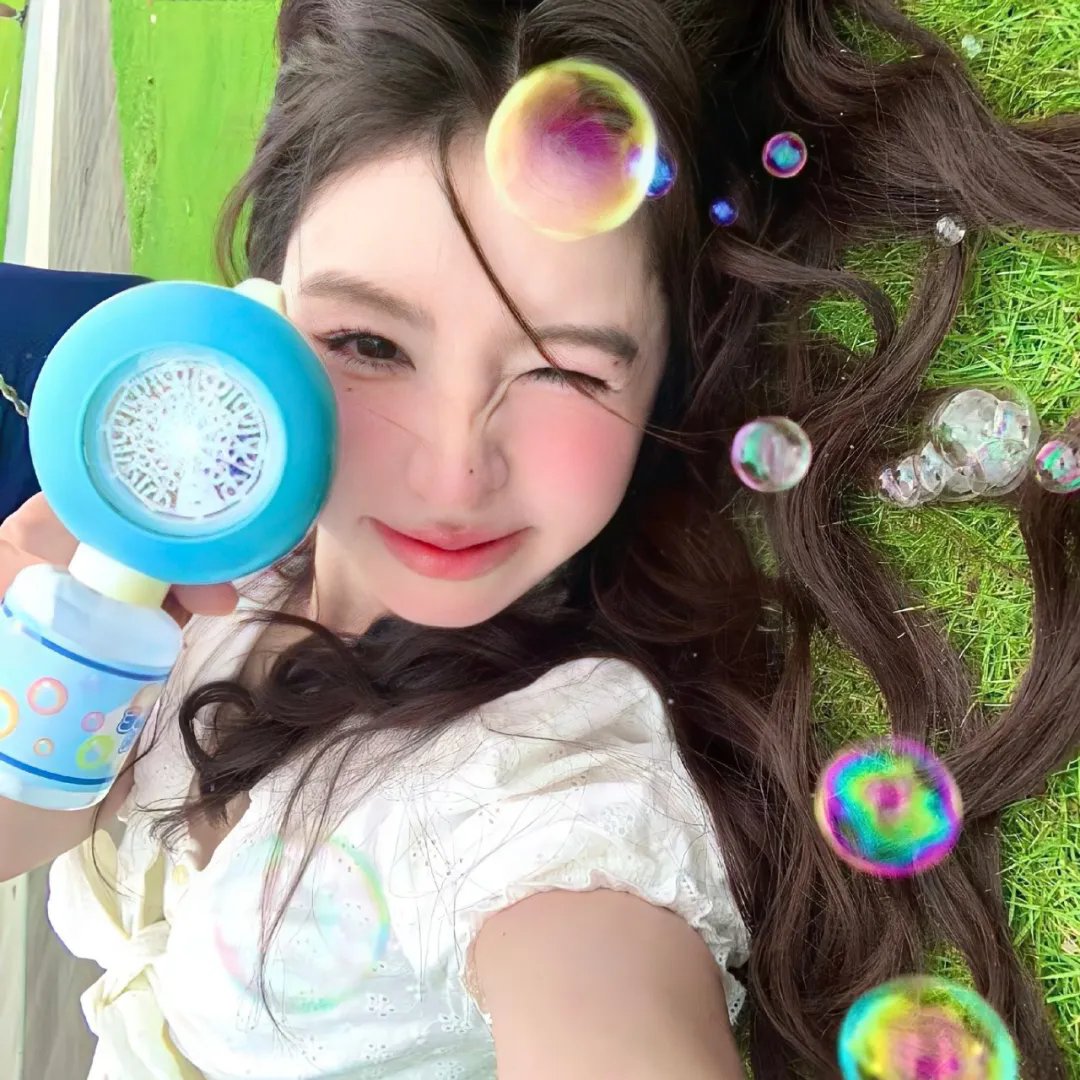 玻璃橱窗中的姑娘